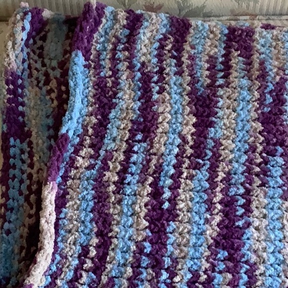 Handmade knit by loom. Blanket/throw approximately 60 x 40 - Picture 2 of 4